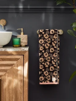 Handdoeken En Badmatten*Next Animal Pattern 100% Cotton Towel Bruin met luipaardprint