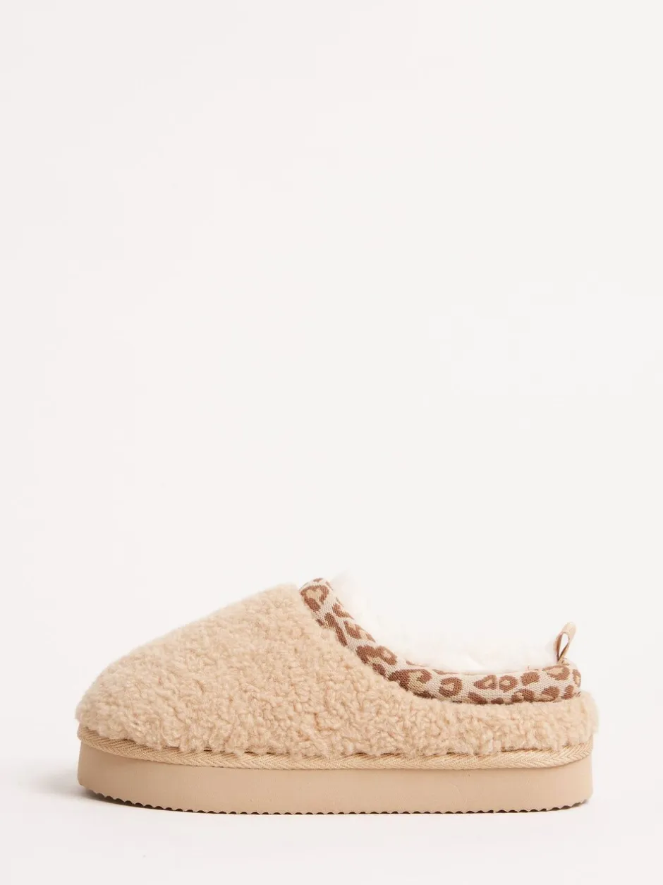 Pantoffels|Lipsy - EVA pantoffels met luipaardprint afwerking, borg en fluffy slip-on Klomp Beige