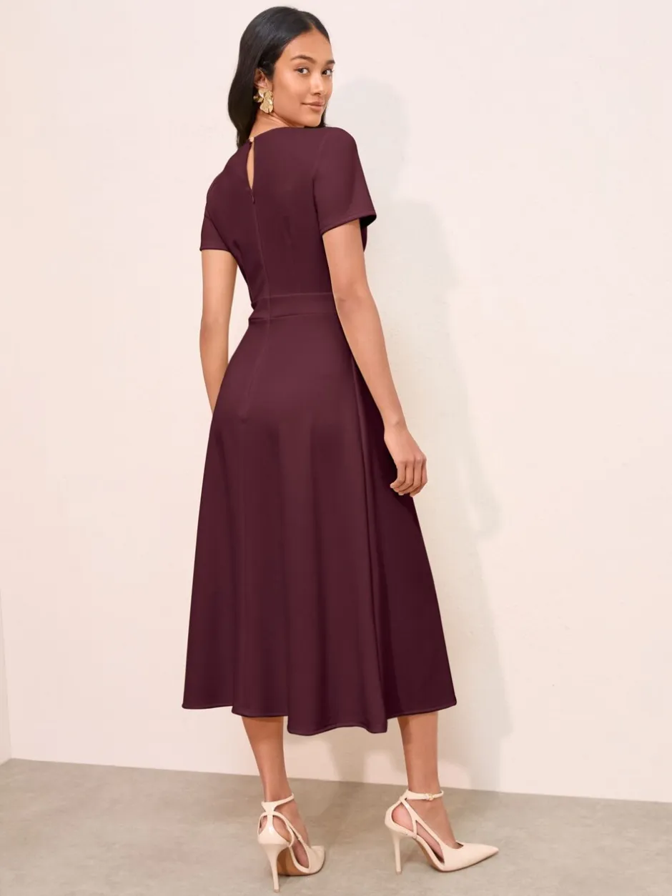 Gelegenheidskleding*Friends Like These - Getailleerde midi-jurk met tabdetail en korte mouwen Bessenrood