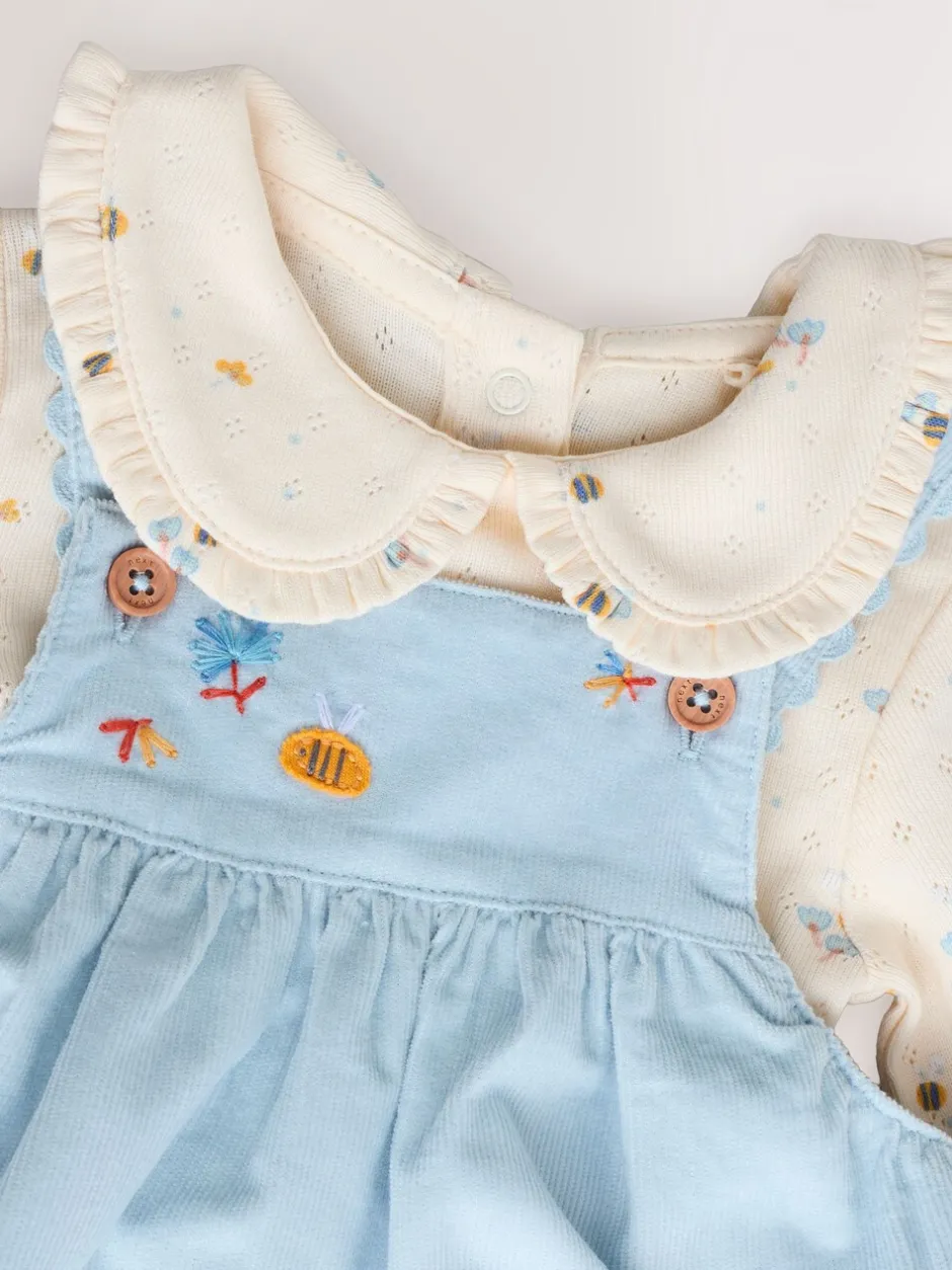 Jurken|Jurken*Next Blauw met figuurtjes - Set van corduroy pinafore, bodysuit met lange mouwen en maillot voor baby's (0mnd-2jr)