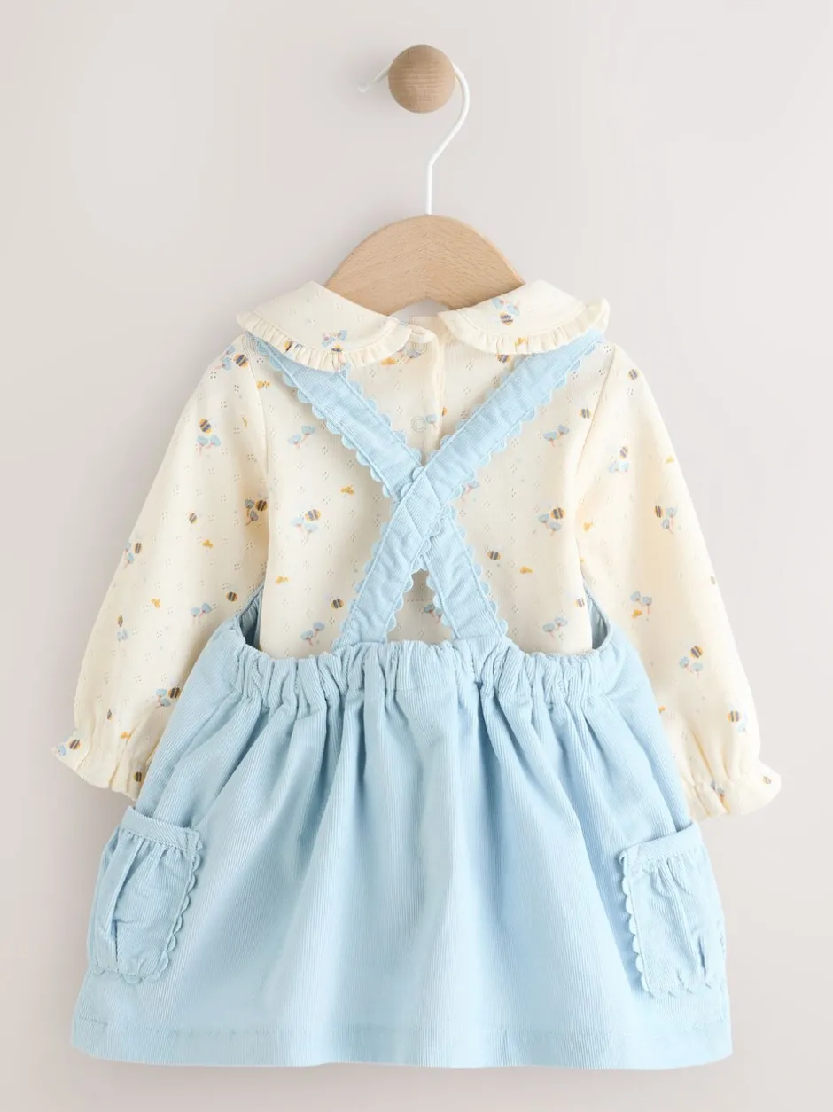 Jurken|Jurken*Next Blauw met figuurtjes - Set van corduroy pinafore, bodysuit met lange mouwen en maillot voor baby's (0mnd-2jr)