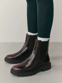 Ruimvallend En Extraruimvallend|Boots|Next - Forever Comfort® Chelsea-enkellaarzen met profielzool Bordeauxrode lak