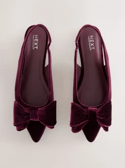 Lage Schoenen|Next - Forever Comfort® ballerina's met strik, spitse neus en hielbandje Bordeauxrood fluweel