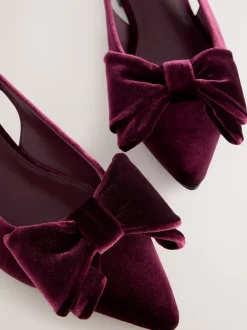 Lage Schoenen|Next - Forever Comfort® ballerina's met strik, spitse neus en hielbandje Bordeauxrood fluweel