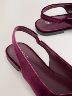 Lage Schoenen|Next - Forever Comfort® ballerina's met strik, spitse neus en hielbandje Bordeauxrood fluweel