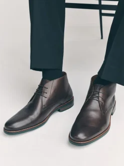 Boots|Formele Schoenen*Next Bruin - Contrast Sole Leather Chukka Boots