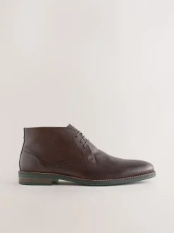 Boots|Formele Schoenen*Next Bruin - Contrast Sole Leather Chukka Boots