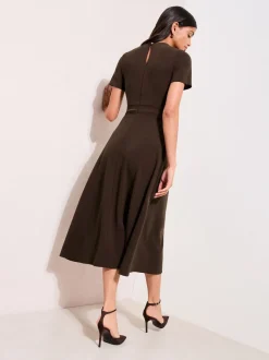 Jurken*Friends Like These Bruin - Getailleerde midi-jurk met tabdetail en korte mouwen