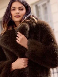 Jassen En Jacks|Friends Like These - X Lucy Mecklenburgh Halflange Jas van Imitatiebont met Ceintuur Bruin
