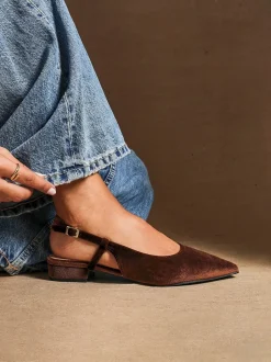 Lage Schoenen*Linzi - Clasica Low Heeled Slingback Courts Bruin