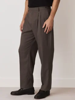 Formele Broek|Broeken En Chino's|Next - Relaxed Fit Smart Pleated Trousers Bruin