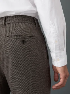 Formele Broek|Broeken En Chino's*Next - Slim fit getextureerde broek met elastische achterkant en stretchy Bruin