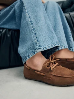 Ruimvallend En Extraruimvallend|Lage Schoenen|Next - Leren bootschoenen met ronde neus Bruin suède