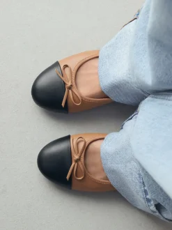 Ruimvallend En Extraruimvallend|Lage Schoenen|Next Caramel-nude - Ballerina's met ronde neus