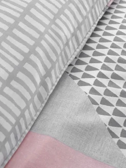 Catherine Lansfield|Catherine Lansfield Larsson set van dekbedovertrek en sloop met geometrische print