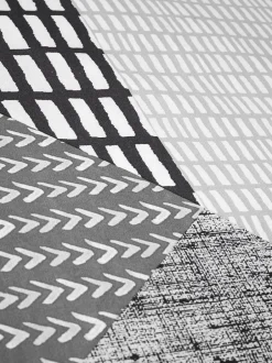 Catherine Lansfield|Catherine Lansfield Larsson set van dekbedovertrek en sloop met geometrische print