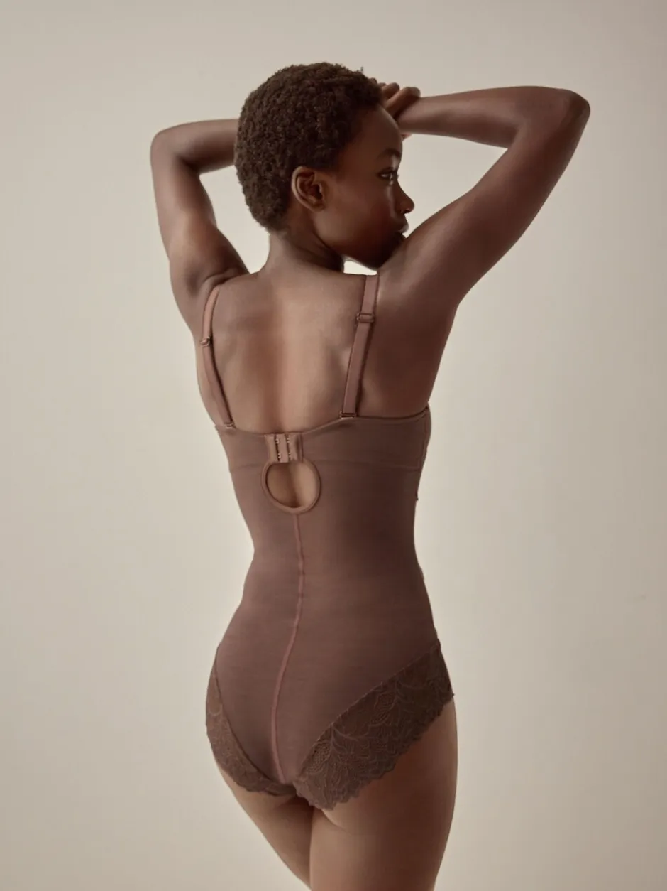 Shapewear|Next - DD+ kanten tummy control body met lichte vulling Chocolade nude