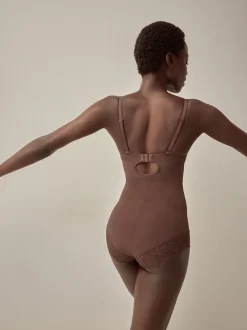 Shapewear|Next - Kanten body met cups en sterke buikcorrectie Chocolade nude