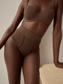 Shapewear*Next - Vormgevende naadloze slip voor gladdere dijen met stevige buikcorrectie Chocolade nude