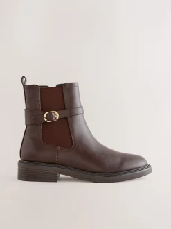Ruimvallend En Extraruimvallend|Boots*Next - Chelsea Boots met gesp Chocoladebruin