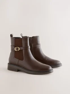 Ruimvallend En Extraruimvallend|Boots*Next - Chelsea Boots met gesp Chocoladebruin