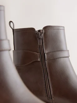 Ruimvallend En Extraruimvallend|Boots*Next - Chelsea Boots met gesp Chocoladebruin