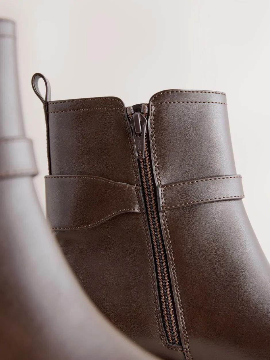 Ruimvallend En Extraruimvallend|Boots*Next - Chelsea Boots met gesp Chocoladebruin