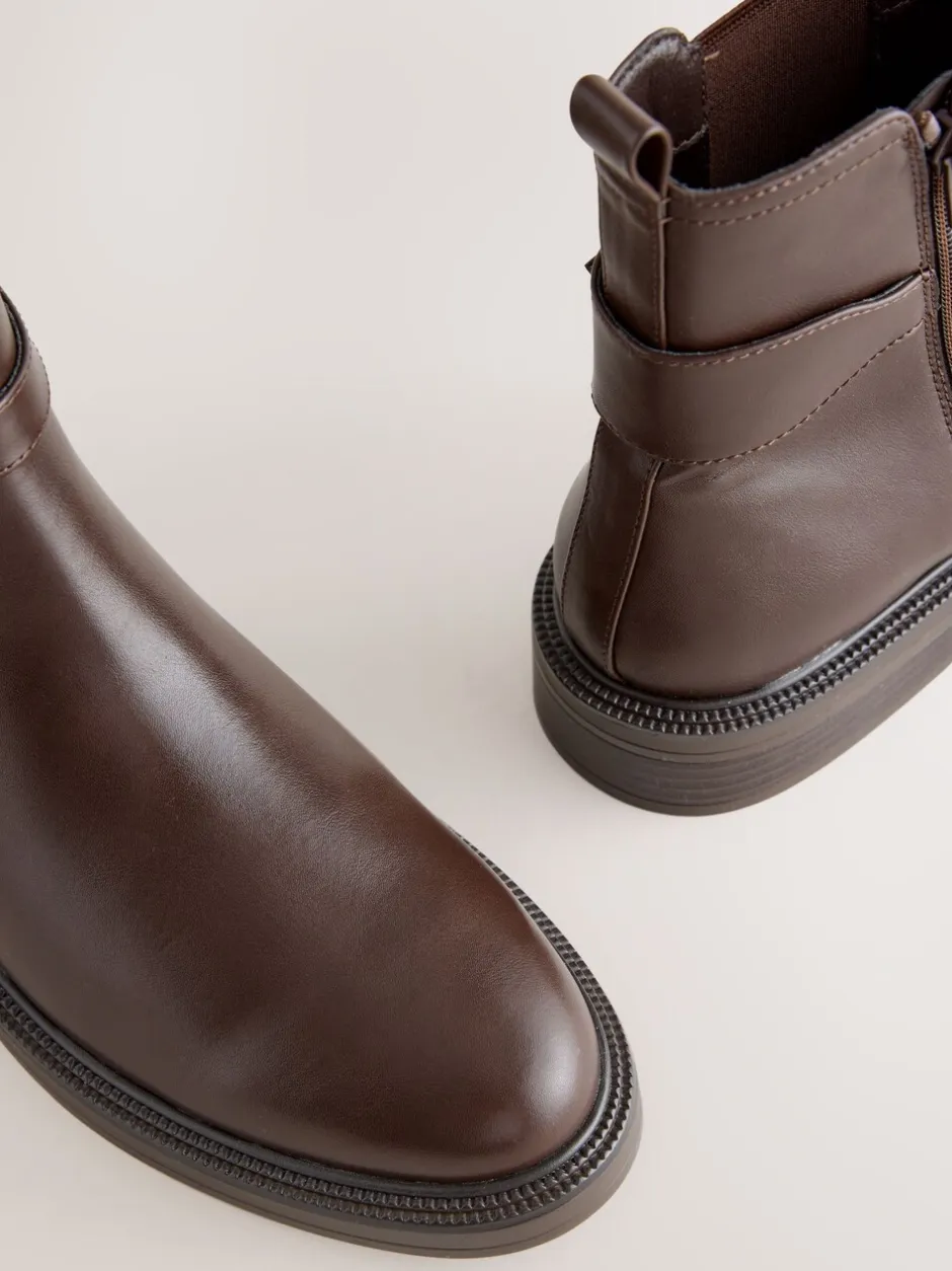 Ruimvallend En Extraruimvallend|Boots*Next - Chelsea Boots met gesp Chocoladebruin