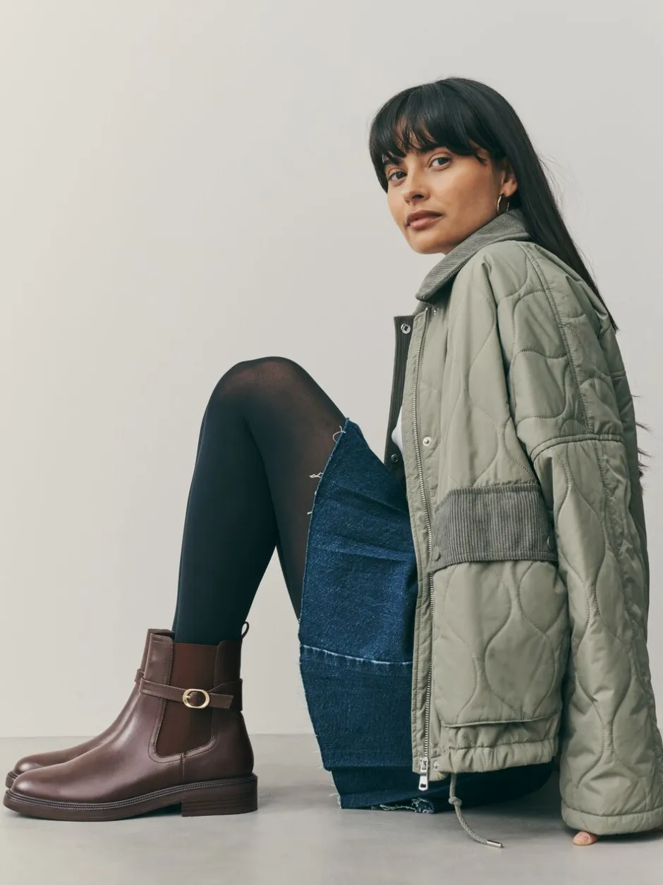 Ruimvallend En Extraruimvallend|Boots*Next - Chelsea Boots met gesp Chocoladebruin