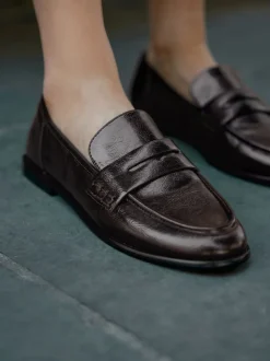 Lage Schoenen|Next - Forever Comfort® Penny loafers met ronde neus Chocoladebruin