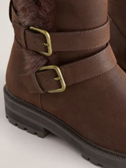 Ruimvallend En Extraruimvallend|Boots|Next - Forever Comfort® enkellaarzen met dubbele gesp en voering van imitatiebont Chocoladebruin