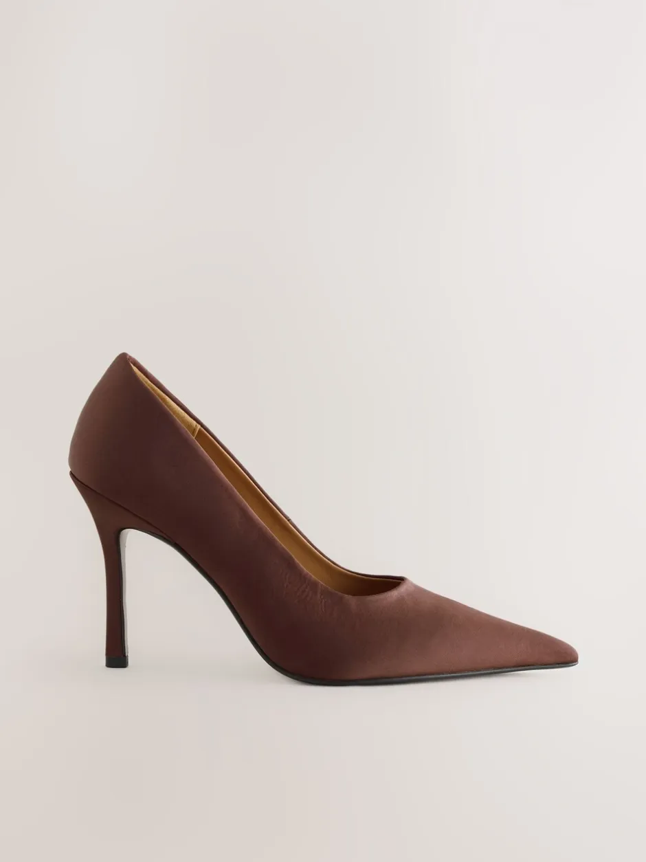 Schoenen Met Hakken*Next - Forever Comfort® satijnen pumps met spitse neus Chocoladebruin