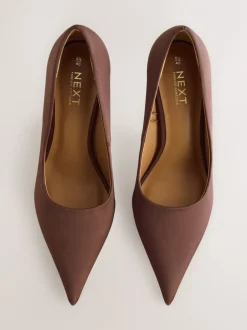 Schoenen Met Hakken*Next - Forever Comfort® satijnen pumps met spitse neus Chocoladebruin