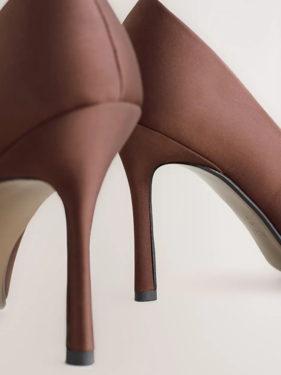 Schoenen Met Hakken*Next - Forever Comfort® satijnen pumps met spitse neus Chocoladebruin