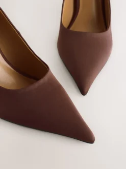Schoenen Met Hakken*Next - Forever Comfort® satijnen pumps met spitse neus Chocoladebruin