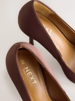 Schoenen Met Hakken*Next - Forever Comfort® satijnen pumps met spitse neus Chocoladebruin