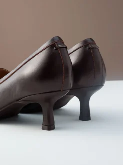 Ruimvallend En Extraruimvallend|Schoenen Met Hakken*Next - Premium Leather With Motionflex Point Toe Tassel Heels Loafers Chocoladebruin