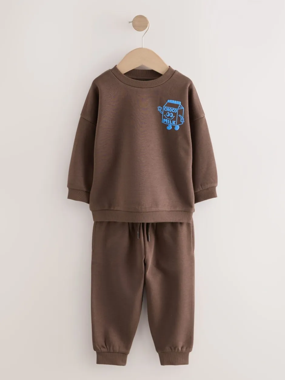 Joggingbroeken|Sweaters En Hoody´S|Next - Printed Crew Neck Sweat Top & Joggers Set (3mths-7yrs) Chocoladebruin