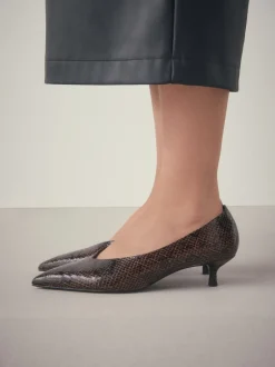 Schoenen Met Hakken|Next - Puntige lage naaldhakken schoenen Chocoladebruin