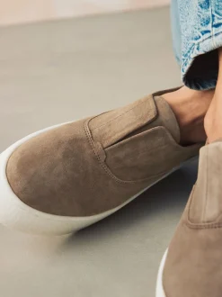 Sneakers|Next Chocoladebruin - Signature leren sneakers met dikke plateauzolen en sleehak