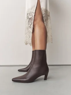 Ruimvallend En Extraruimvallend|Boots*Next - Forever Comfort® enkellaarsjes met hak en spitse neus Chocoladebruin leer