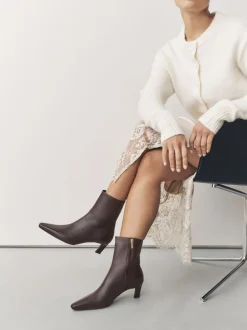 Ruimvallend En Extraruimvallend|Boots*Next - Forever Comfort® enkellaarsjes met hak en spitse neus Chocoladebruin leer