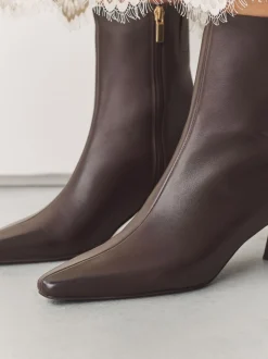 Ruimvallend En Extraruimvallend|Boots*Next - Forever Comfort® enkellaarsjes met hak en spitse neus Chocoladebruin leer