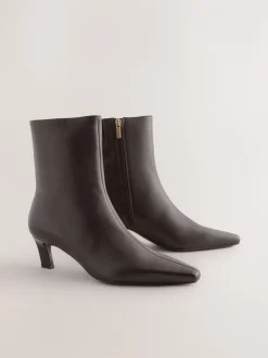 Ruimvallend En Extraruimvallend|Boots*Next - Forever Comfort® enkellaarsjes met hak en spitse neus Chocoladebruin leer