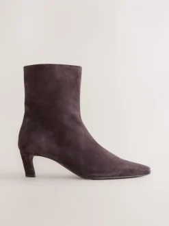 Ruimvallend En Extraruimvallend|Boots|Next - Forever Comfort® enkellaarsjes met hak en spitse neus Chocoladebruin suède