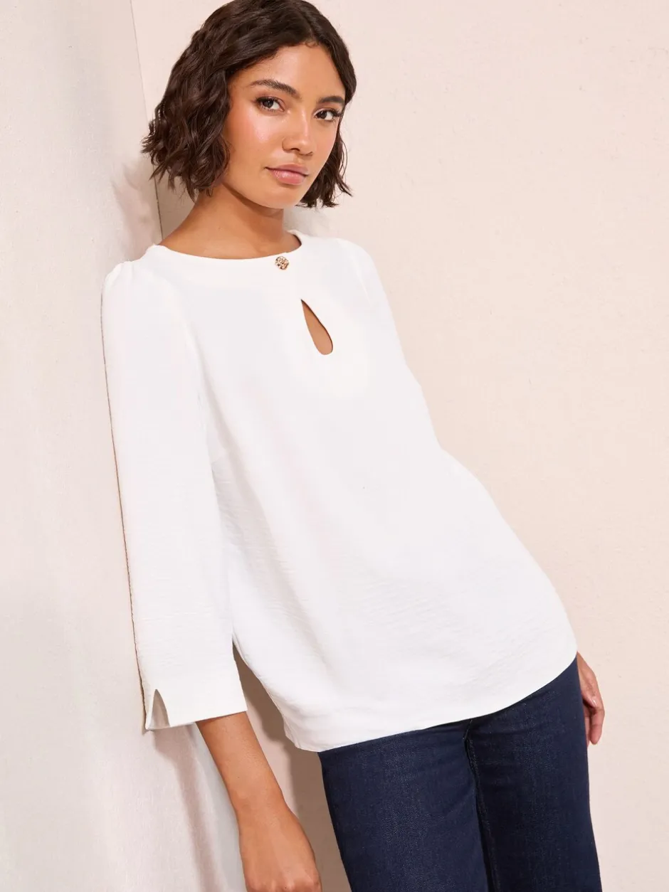 Blouses En Overhemden*Friends Like These - 3/4 Sleeve Keyhole Front Hardware Detail Blouse Crème