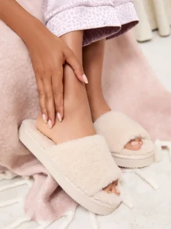 Pantoffels*Lipsy - pantoffels van imitatiebont met plateauzool voor nachtkleding Crème
