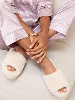 Pantoffels*Lipsy - pantoffels van imitatiebont met plateauzool voor nachtkleding Crème