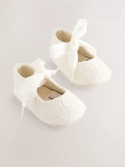 Babyschoenen|Gelegenheidskleding*Next Crèmekleurig kant - Feestelijke babyschoenen met strik vooraan (0 - 24 mnd)