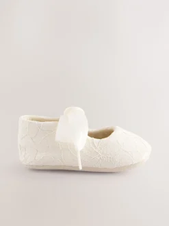 Babyschoenen|Gelegenheidskleding*Next Crèmekleurig kant - Feestelijke babyschoenen met strik vooraan (0 - 24 mnd)